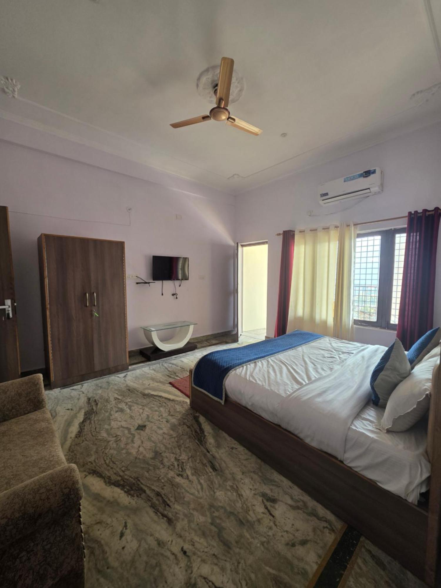Siddhi Vinayak Hotel And Banquet Bhimtal Exterior photo